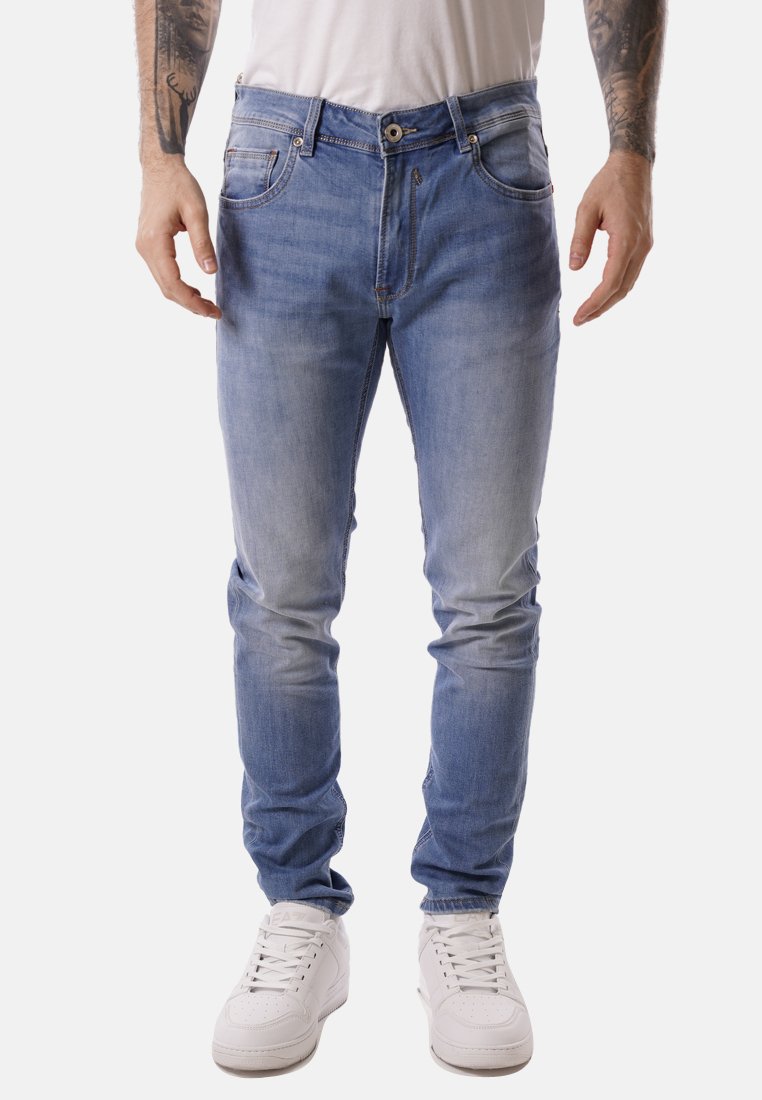 Jeans in denim azzurro chiaro con una vestibilità slim, caratterizzati da un tradizionale design a cinque tasche, sbiadimenti sottili e un bottone di chiusura in vita.