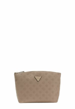 Bolsa beige de Guess con cremallera en la parte superior y patrones florales y de logo en relieve, con una placa triangular metálica con el logo de Guess.