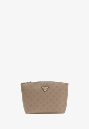 Pochette beige Guess avec fermeture éclair sur le dessus et motifs floraux et logo embossés, avec une plaque triangulaire en métal portant le logo Guess.