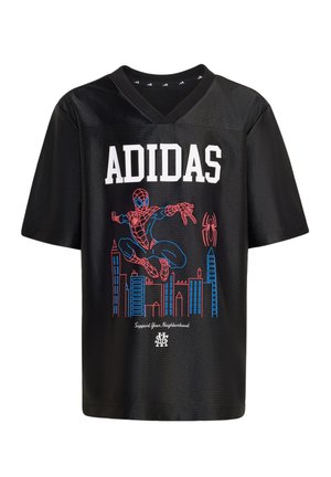 Sort Adidas T-shirt med rød og blå Spider-Man, der svinger over en bysilhuet med teksten "Support Your Neighborhood" nedenunder.