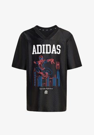 T-shirt noir Adidas avec Spider-Man rouge et bleu se balançant au-dessus d’une silhouette de ville, avec le texte « Support Your Neighborhood » en dessous.