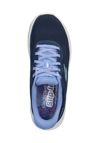 Marineblauwe sneaker met een bovenzijde van mesh, lichtblauwe veters en een gevoerde binnenzool met een kleurrijk patroon. Witte rubberen zool.