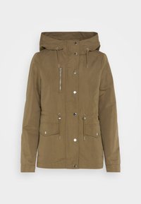 Olivgrön jacka med huva, som har en zipficka, tryckknappar och dragsko i midjan. Slätt, hållbart material med synliga sömmar.