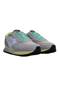 Sneakers met een lichtgrijze suède bovenkant, turkooise veters en neonaccenten. De zool is zwart met een beige tussenzool, voorzien van een gestructureerde afwerking.