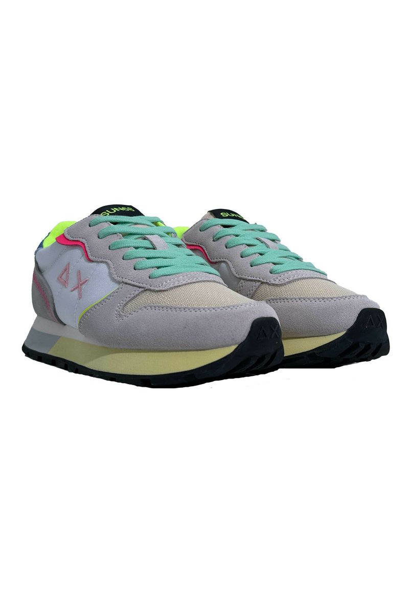 Sneakers met een lichtgrijze suède bovenkant, turkooise veters en neonaccenten. De zool is zwart met een beige tussenzool, voorzien van een gestructureerde afwerking.