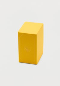 Κίτρινο υφασμάτινο ορθογώνιο κουτί με ανάγλυφο λογότυπο κύκνου στο κέντρο μιας πλευράς, τοποθετημένο σε απλό λευκό φόντο.