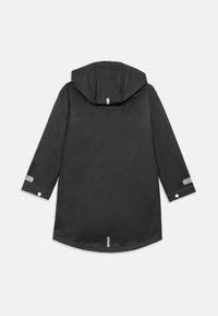 Impermeável preto com capuz, apresentando uma textura suave, mangas longas, detalhes refletivos nas mangas e uma bainha arredondada.