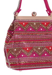 Geantă cu mărgele, cu modele complexe în nuanțe de roz, roșu și auriu, cu accente de perle și un clutch metalic. Mâner elegant pentru transport ușor.