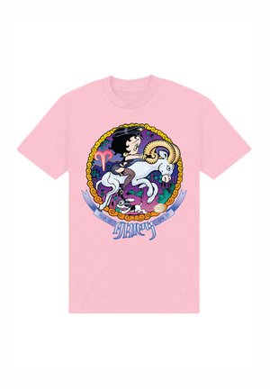 Lyserød bomulds T-shirt med et farverigt grafisk motiv, der viser en tegneseriefigur, der rider på en hvid vædder, omgivet af dekorative elementer og tekst.