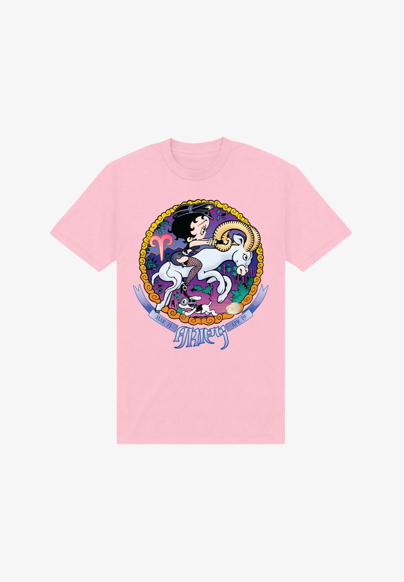 Roze katoenen t-shirt met een kleurrafiek van een cartoonfiguur die op een witte ram rijdt, omringd door decoratieve elementen en tekst.
