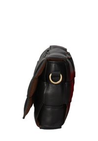 Borsa a spalla nera in pelle con design trapuntato, accenti in metallo dorato e un D-ring laterale, che presenta superfici lisce e testurizzate.