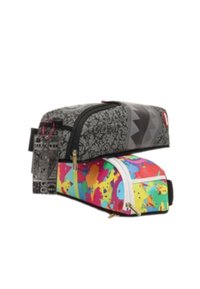 Due pencil case impilati: uno nero con un motivo testurizzato e l'altro con macchie multicolori brillanti, entrambi con chiusure a zip.