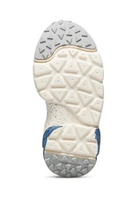 Semelle d'une chaussure en caoutchouc gris texturé avec des crampons triangulaires, une semelle intermédiaire blanche parsemée de couleurs et des accents bleus.