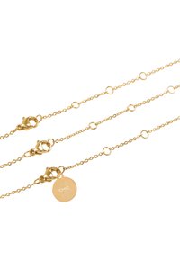Collana in oro con maglie ovali collegate, chiusura a gancio, e un ciondolo circolare incastonato con la scritta "CHIC" e linee radiali.