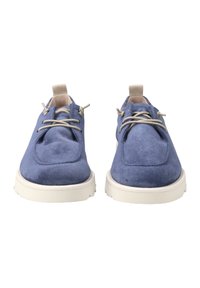 Scarpe in suede blu con punta rotonda, dotate di lacci beige chiari e superficie testurizzata, abbinate a una suola in gomma bianca.