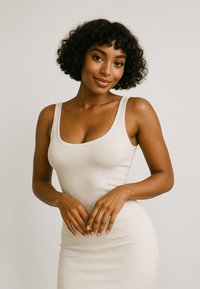 Beżowa sukienka w prążki na ramiączkach z okrągłym dekoltem, dopasowana do sylwetki, o gładkiej teksturze, z wąskimi ramiączkami i minimalnymi detalami.