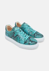 Türkise Sneaker mit einem Schlangenledermuster, Schnürdesign und weißer Gummisohle. Glatte Textur mit schwarzen Akzenten.