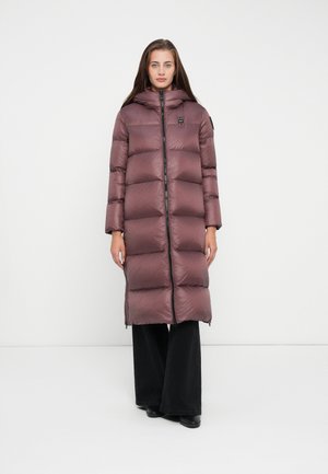 Lang, puffy jas in mauve met een capuchon. Bevat horizontaal doorstikte secties, een voorrits en zijzakken. Gladde, glanzende stoftextuur.