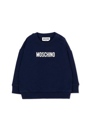 Donkerblauwe babytrui met lange mouwen, geribbelde manchetten en zoom, drukknopen op de schouder en witte tekst "MOSCHINO" aan de voorkant.