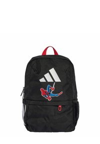 Czarny plecak wykonany z wytrzymałego materiału. Posiada czerwoną rączkę do noszenia, naszywkę z postacią Spider-Mana oraz białe logo Adidas. Zawiera boczną siatkową kieszeń.