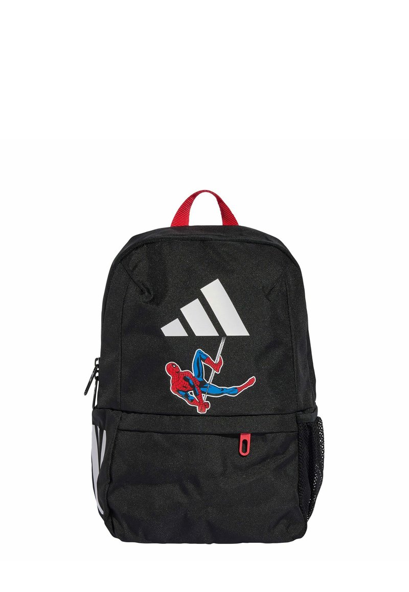 Czarny plecak wykonany z wytrzymałego materiału. Posiada czerwoną rączkę do noszenia, naszywkę z postacią Spider-Mana oraz białe logo Adidas. Zawiera boczną siatkową kieszeń.