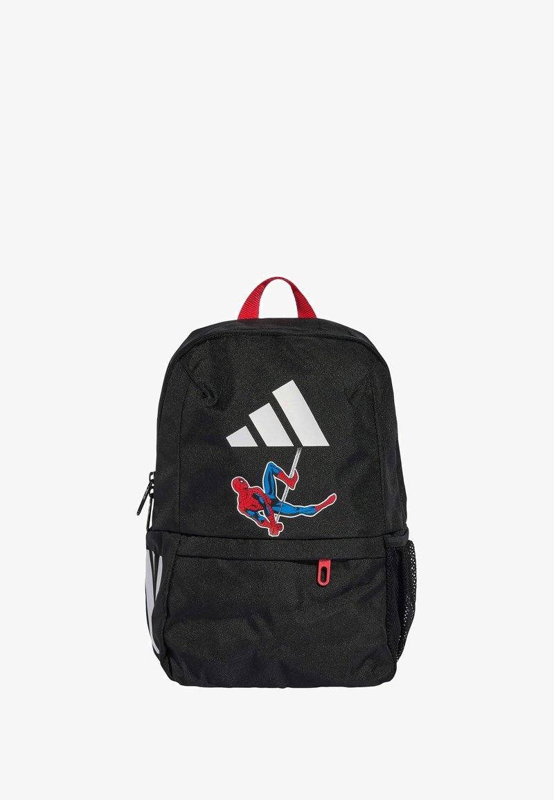 Zaino nero realizzato in tessuto resistente. Presenta un manico rosso, una toppa di Spider-Man e il logo Adidas bianco. Inclusa tasca laterale in rete.