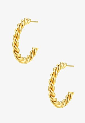 Boucles d'oreilles créoles torsadées en or avec une finition lisse et brillante, fermées par un système à tige, sur fond blanc.