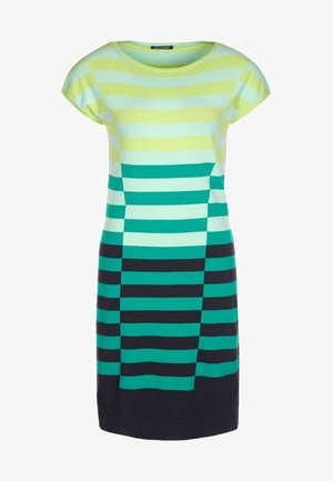Robe manches courtes avec des rayures horizontales dans des tons de vert, bleu clair et noir, avec un col rond et une silhouette droite.