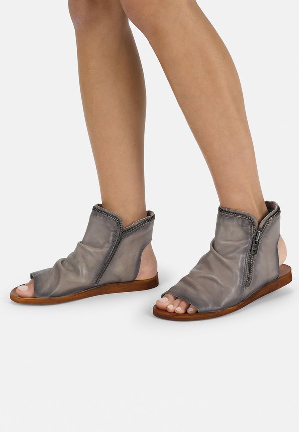 WIDE FIT  - Schaftsandale