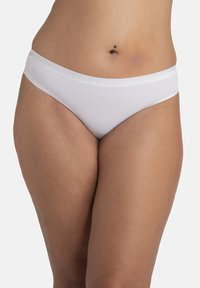 Balts kokvilnas maisījuma tanga ar gludu tekstūru, zemu vidukļa līniju un maigu elastīgu jostu, nodrošinot ērtu piegulumu.