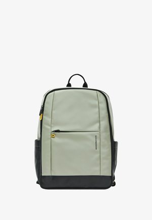 Mochila impermeable de color verde claro con detalles en negro, asa en la parte superior, bolsillo frontal con cremallera y logo de la marca. Textura suave con un diseño estructurado.