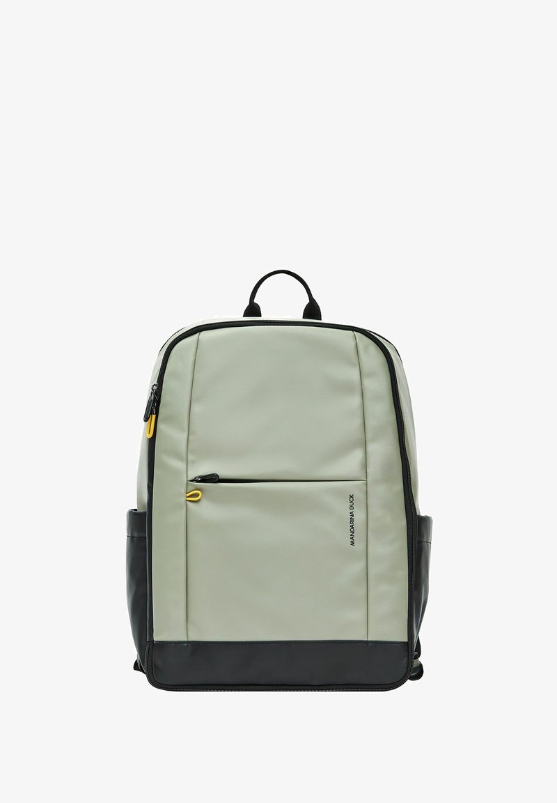 Zaino impermeabile verde chiaro con accenti neri, maniglia superiore, tasca frontale con zip e logo del marchio. Texture liscia con design strutturato.