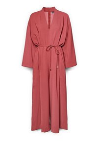 Długi, różowy kombinezon z szerokimi rękawami, dekoltem w kształcie litery V, paskiem w talii i prostym krojem. Wykonany z lekkiego, fakturowanego materiału.