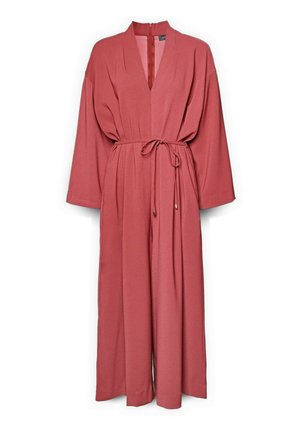 Długi, różowy kombinezon z szerokimi rękawami, dekoltem w kształcie litery V, paskiem w talii i prostym krojem. Wykonany z lekkiego, fakturowanego materiału.