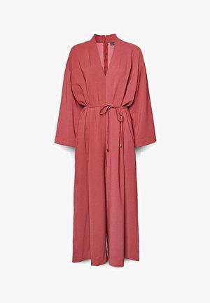 Długi, różowy kombinezon z szerokimi rękawami, dekoltem w kształcie litery V, paskiem w talii i prostym krojem. Wykonany z lekkiego, fakturowanego materiału.