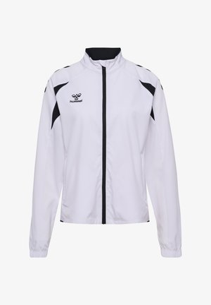 Hvid sportjakke med sort lynlås, sorte detaljer på skuldrene, elastiske ærmekanter og et sort hummel-logo på venstre bryst.