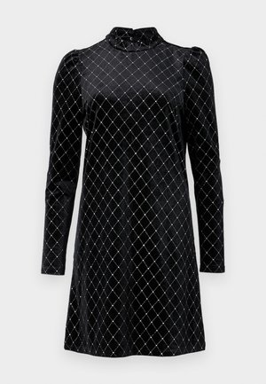 Rochie din catifea neagră cu mâneci lungi, guler înalt și un model cu diamante ce prezintă accente argintii. Textură moale și croială lejeră.