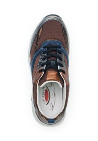 Basket en marron et marine avec un design en maille, des accents métalliques et des lacets noirs ; présente un col rembourré et une semelle texturée.