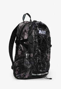 Sac à dos noir et gris marbré avec plusieurs compartiments zippés, cordon élastique à l'avant, bretelles rembourrées et logo Superdry sur la poche avant supérieure.