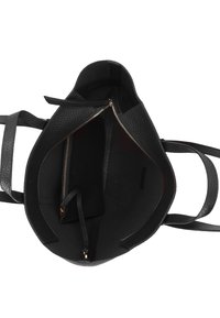 Borsa tote in pelle nera con texture, dotata di doppi manici e una tasca interna con zipper, mostrata aperta dall'alto su uno sfondo bianco.