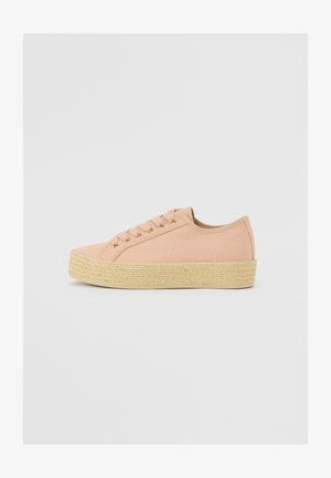 Tênis de lona rosa claro com bico redondo, parte superior em tecido, ilhós dourados e sola de juta ao estilo espadrille. Design de atar plano por toda a parte.
