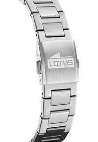 Armbandsur i rostfritt stål med ett silverfärgat länkbandsarmband, som har en borstad yta och ett spänne med "LOTUS"-logotypen gravyr.