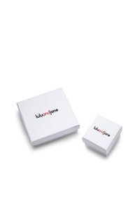 Dve kvadratne škatle v beli barvi z gladko površino. Večja škatla prikazuje blagovno znamko "luluandjane" v črni in rdeči pisavi.