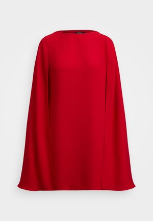 Abito rosso con scollatura a barca, maniche lunghe e fluttuanti, texture liscia e silhouette aderente. Nessun abbellimento o motivo visibile.