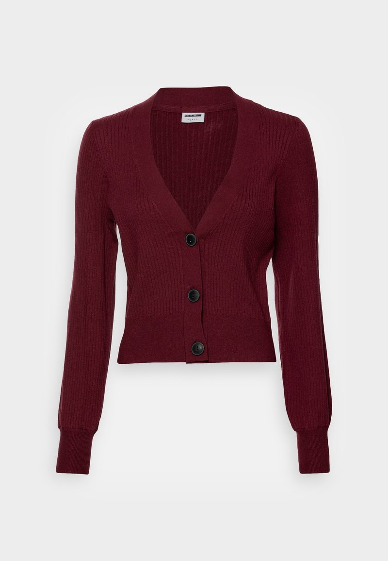 Vinröd ribbad matta med långa ärmar, djup V-ringning och fyra svarta knappar fram. Mjuk tygkvalitet och figursydd design.