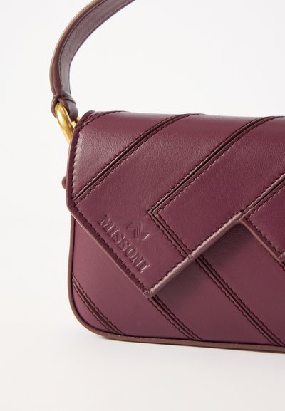 Burgundy läderhandväska med quiltat mönster, lutande flik, guldfärgade detaljer och präglad logotyp. Kompakt form med ett robust axelband.