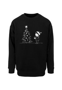 Hanorac negru cu o ilustrație albă a unui copil lângă un brad de Crăciun decorat cu globuri și o stea în vârf.