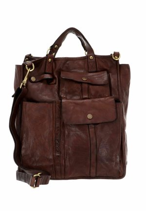 Borsa a mano in pelle marrone con finitura testurizzata, dotata di due manici superiori, una tracolla removibile e diverse tasche frontali con chiusura a pulsante.