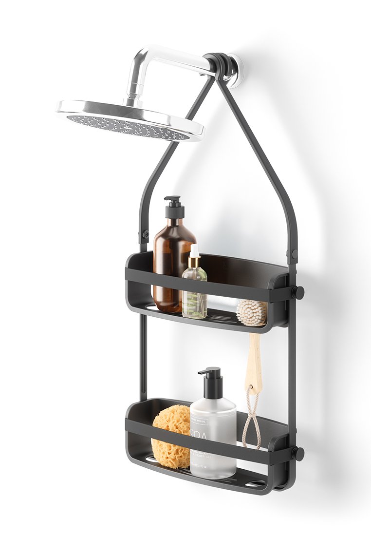 Schwarzer Metall-Duschregal mit zwei Regalen. Enthält verschiedene Flaschen, einen natürlichen Schwamm und eine Körperbürste. Über der Dusche befindet sich ein Duschkopf aus Chrom.