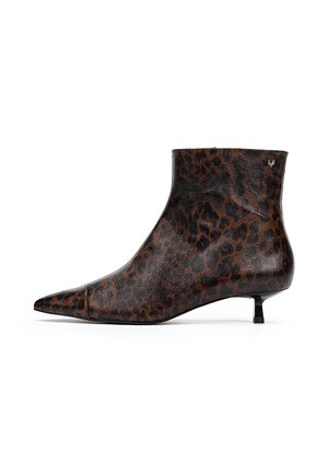 Botín de tobillo de estampado de leopardo, fabricado en cuero suave, con puntera afilada y un tacón de kitten bajo. Ofrece un ajuste ceñido alrededor del tobillo.